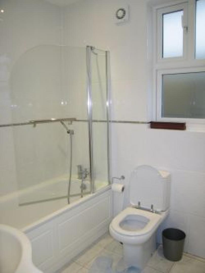 			2 Bedroom, 1 bath, 1 reception Flat			 Highcroft Gardens, GOLDERS GREEN NW11